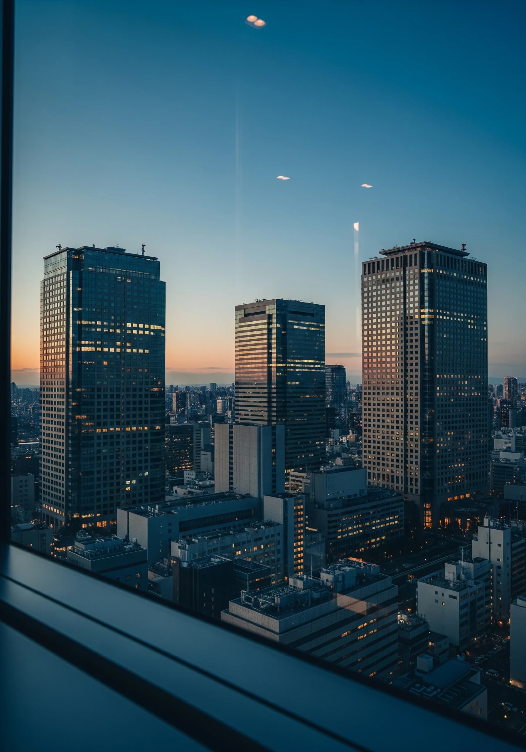 日比谷から望む夕暮れの東京ビジネス街